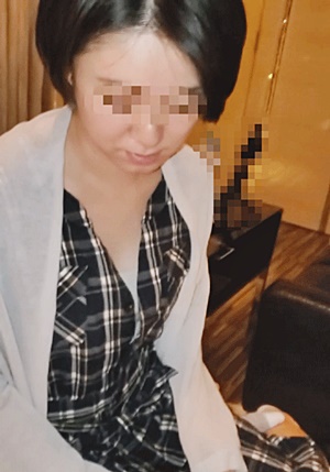 FC2-PPV-1857704 6/12まで【個人】新居を差し押さえられ下町の実家で細々と暮らす美人顔の奥さんの生膣に中出し