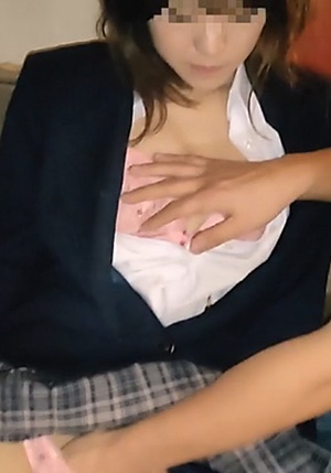 FC2-PPV-1633167 特典修正【個撮】県立商業科③帰宅部。昭和アイドルのような少女が拒絶したおじさんに無許可中出しされる