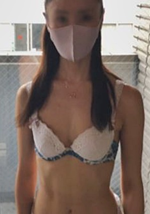 FC2-PPV-1557875 ※期間限定価格【個人撮影】【完全オリジナル】【人妻貸し出し】昼間から居〇屋で他のお客さんの声が聞こえる中で生挿入、雑居ビル全裸露出させ我慢できなくなった奥さんに生挿入しれっと中出し