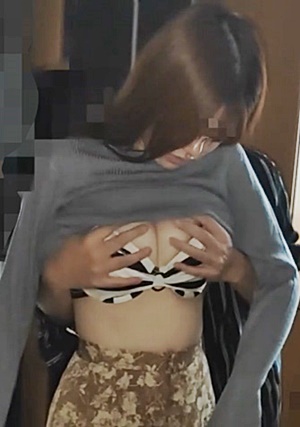 FC2-PPV-1556546 本日限定【個人】巨乳の二児の母、保育園に子供を迎えに行く途中に声をかけ自宅にて犯す