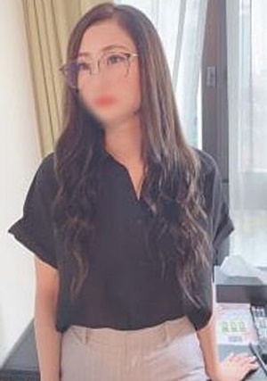 FC2-PPV-1426198 【無修正】知的な童顔秘書に連続中出しから眼鏡に精子を添える(53分)